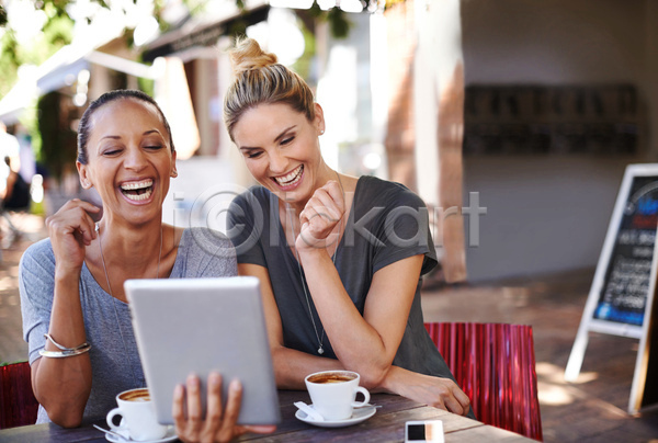 우정 함께함 행복 두명 성인 성인여자만 여자 JPG 아웃포커스 포토 해외이미지 금발 들기 라이프스타일 상반신 앉기 야외 웃음 응시 잡기 주간 친구 카페 커피 탁자 태블릿