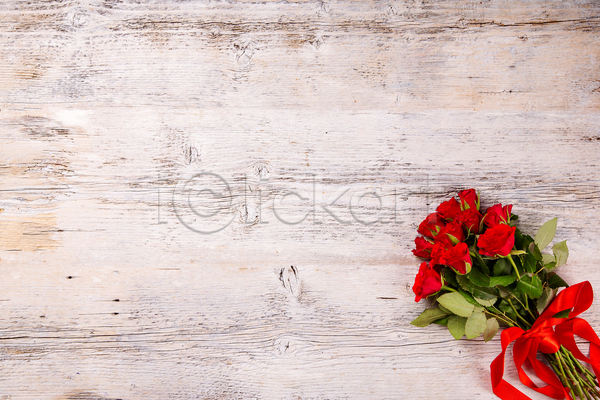 사람없음 JPG 포토 하이앵글 해외이미지 꽃다발 나무배경 리본 발렌타인데이 오브젝트 장미 카피스페이스
