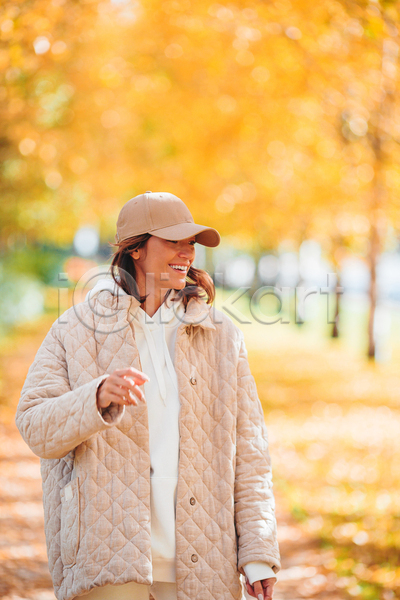 성인 성인여자한명만 여자 한명 JPG 포토 해외이미지 가을(계절) 가을풍경 공원 미소(표정) 숲 야외 응시 잡기