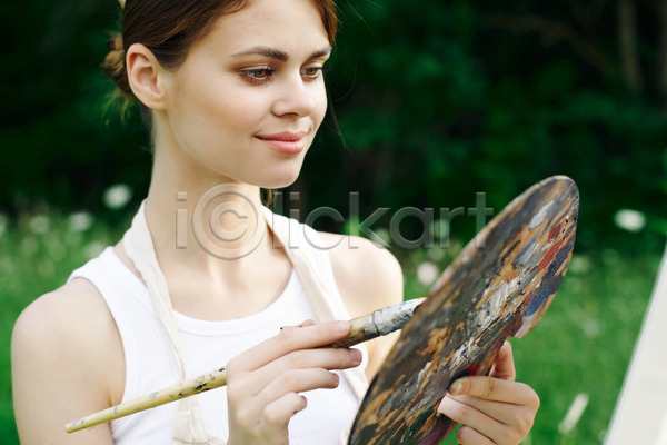 성인 여자 한명 JPG 아웃포커스 앞모습 포토 해외이미지 그림 들기 미술 붓 상반신 숲 야외 예술가 응시 이젤 잡기 취미 팔레트 화가