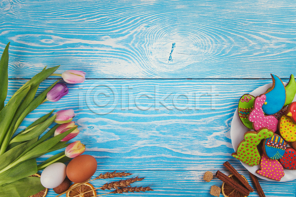 화려 사람없음 JPG 포토 해외이미지 건과일 계란 꽃 나무배경 부활절계란 새모양 스프링클 시나몬 아이싱(설탕크림) 잎 장식 접시 진저쿠키 카피스페이스 토끼모양 파란배경