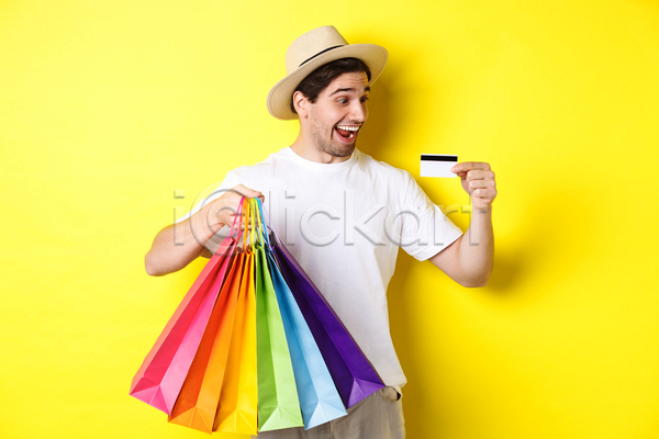 집중 남자 서양인 성인 성인남자한명만 한명 JPG 앞모습 포토 해외이미지 놀람 들기 보여주기 사각형 상반신 쇼핑 쇼핑백 신용카드 웃음 주목 프레임