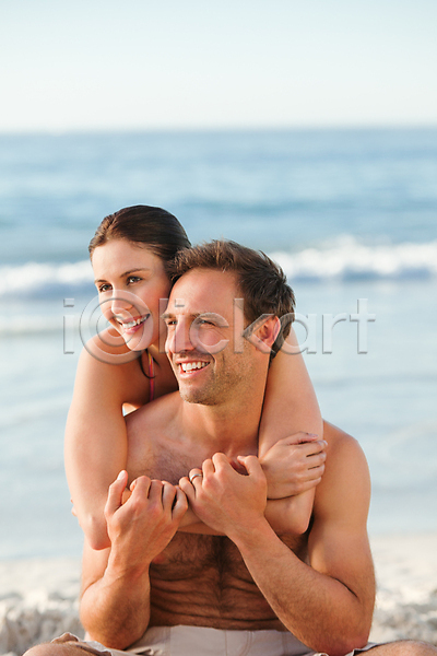 사랑 스마트 함께함 행복 남자 두명 백인 사람 성인 여자 JPG 포토 해외이미지 모델 무기 미소(표정) 백그라운드 여름(계절) 커플 포옹 해외202004 휴가