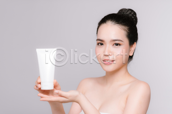 동양인 성인 성인여자한명만 여자 한명 JPG 앞모습 포토 해외이미지 들기 보습크림 뷰티 상반신 실내 화장
