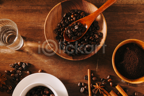 티타임 사람없음 JPG 포토 해외이미지 나무그릇 나무배경 나무숟가락 물컵 실내 원두 커피가루