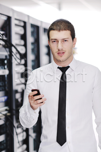남자 성인 성인남자한명만 한명 JPG 앞모습 포토 해외이미지 관리 들기 비즈니스맨 상반신 서버 서버실 센터 시스템 실내 자료 핸드폰