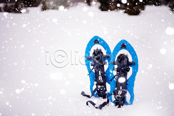 사람없음 JPG 포토 해외이미지 겨울 눈내림 등산 라이프스타일 설산 설피 야외 장비 주간 트래킹 풍경(경치) 하이커 하이킹