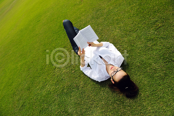 여유 성인 성인여자한명만 여자 한명 JPG 옆모습 포토 하이앵글 해외이미지 눕기 다리꼬기 독서 들기 안경 자연 잔디 전신 책