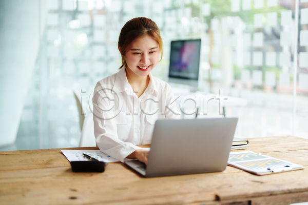 동양인 성인 성인여자한명만 여자 한명 JPG 앞모습 포토 해외이미지 노트북 비즈니스 비즈니스우먼 상반신 앉기