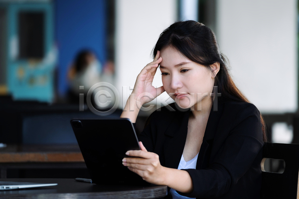 고민 스트레스 피곤 동양인 성인 성인여자한명만 여자 한명 JPG 포토 해외이미지 두통 들기 비즈니스우먼 상반신 손짚기 실내 응시 태블릿