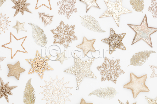 사람없음 JPG 포토 하이앵글 해외이미지 겨울 금색 나뭇잎모양 눈꽃 눈꽃무늬 눈송이 별 별모형 실내 오브젝트 크리스마스장식 패턴 패턴백그라운드 흰배경