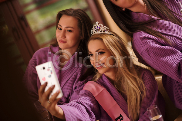 함께함 성인 성인여자만 세명 여자 JPG 옆모습 포토 해외이미지 들기 목욕가운 미소(표정) 뷰티 상반신 셀프카메라 스마트폰 스파 앉기 왕관 친구 파티