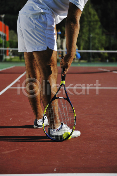 남자 성인 성인남자한명만 한명 JPG 아웃포커스 옆모습 포토 해외이미지 들기 서기 야외 잡기 주간 테니스 테니스라켓 테니스선수 테니스장 하반신