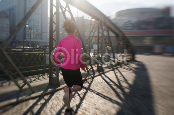 성인 성인여자한명만 여자 한명 JPG 뒷모습 포토 해외이미지 건강 다리(건축물) 달리기 라이프스타일 러닝 아침 야외 운동복 유산소운동 전신 조깅 햇빛