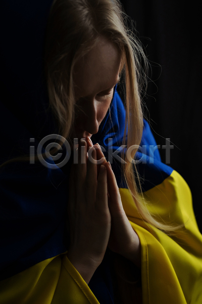 고통 무서움 희망 한명 JPG 포토 해외이미지 관리 금발 기도 내부 노화 머리 손가락 우크라이나 유행 전쟁 힘