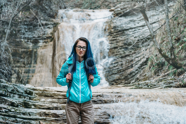 백인 사람 성인 여자 한명 JPG 포토 해외이미지 1 가을(계절) 강 건강 걷기 라이프스타일 모험가 봄 숲 야외 여행 여행객 자연 파란색 폭포 하이커 하이킹