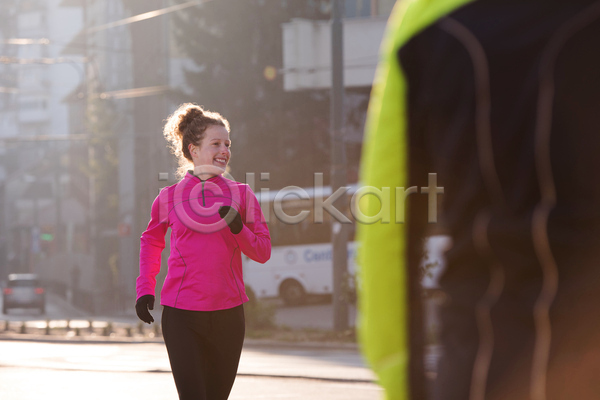 성인 성인여자한명만 여자 한명 JPG 앞모습 포토 해외이미지 거리 건강 달리기 라이프스타일 러닝 마을 아침 야외 운동복 유산소운동 전신 조깅 햇빛