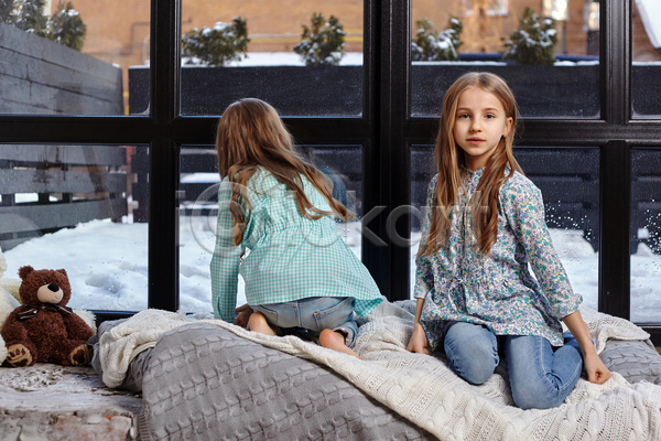 두명 소녀(어린이) 소녀만 어린이 여자 JPG 뒷모습 앞모습 포토 해외이미지 겨울 무릎꿇기 실내 앉기 언니 여동생 응시 자매 전신 창가 침대