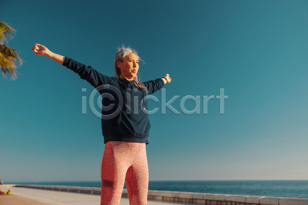 여자 중년 중년여자한명만 한명 JPG 앞모습 옆모습 포토 해외이미지 상반신 스트레칭 야외 운동복 주간 팔벌리기 하늘