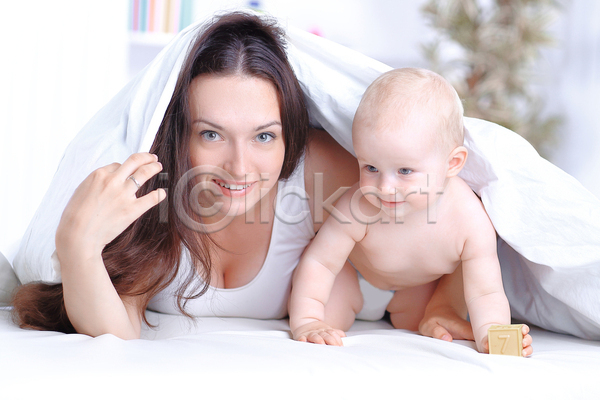 함께함 두명 성인 아기 여자 여자만 JPG 아웃포커스 앞모습 포토 해외이미지 덮기 모녀 상반신 실내 앉기 엎드리기 이불