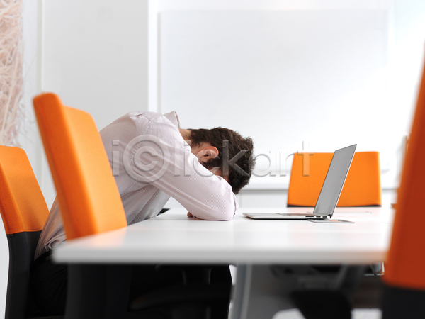 스트레스 좌절 피곤 남자 성인 성인남자한명만 한명 JPG 포토 해외이미지 노트북 비즈니스 비즈니스맨 사무실 앉기 업무 엎드리기 우울증 책상 컴퓨터