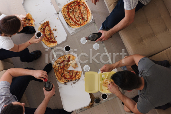 함께함 남자 성인 성인만 여러명 여자 JPG 앞모습 포토 하이앵글 해외이미지 들기 먹기 붓기 식사 실내 앉기 전신 콜라 피자 하반신