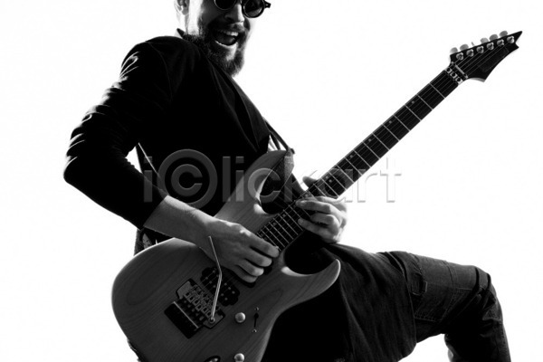 역동적 남자 성인 성인남자한명만 한명 JPG 옆모습 포토 해외이미지 흑백 기타 기타리스트 락스타 로큰롤 매기 미소(표정) 밴드(음악) 상반신 선글라스 연주