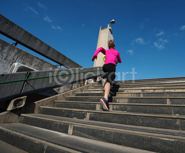 성인 성인여자한명만 여자 한명 JPG 뒷모습 포토 해외이미지 건강 계단 달리기 라이프스타일 러닝 아침 야외 오르기 운동복 유산소운동 전신 조깅
