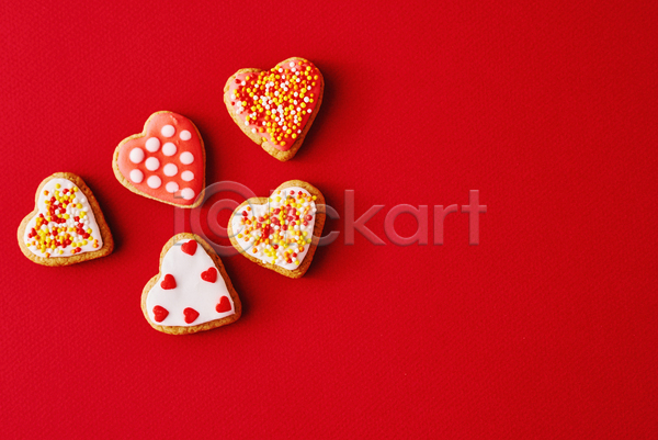 사랑 사람없음 JPG 포토 하이앵글 해외이미지 발렌타인데이 빨간색 스프링클 카피스페이스 쿠키 프로스팅 하트