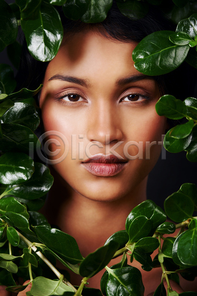 우아함 성인 성인여자한명만 여자 한명 JPG 앞모습 포토 해외이미지 모델 백그라운드 뷰티 상반신 응시 잎 자연 카피스페이스 피부