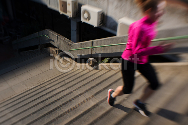 성인 성인여자한명만 여자 한명 JPG 옆모습 포토 해외이미지 건강 계단 달리기 라이프스타일 러닝 아침 야외 오르기 운동복 유산소운동 전신 조깅