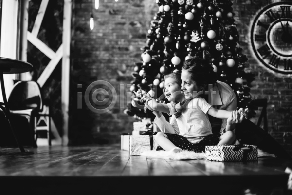 즐거움 함께함 두명 성인 소녀(어린이) 어린이 여자 여자만 JPG 앞모습 포토 해외이미지 흑백 기댐 모녀 실내 앉기 전신 크리스마스 크리스마스트리