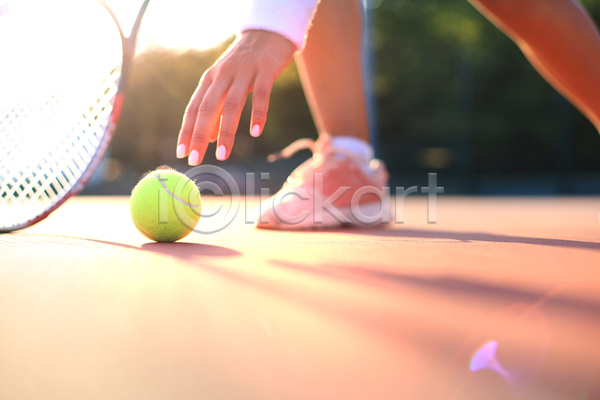 신체부위 JPG 아웃포커스 포토 해외이미지 발 빛 손 손뻗기 야외 주간 줍기 테니스 테니스공 테니스라켓 테니스장