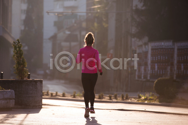 성인 성인여자한명만 여자 한명 JPG 뒷모습 포토 해외이미지 거리 건강 달리기 라이프스타일 러닝 마을 아침 야외 운동복 유산소운동 전신 조깅