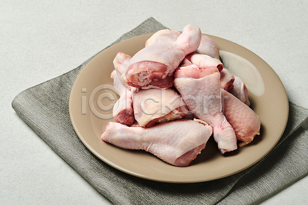 사람없음 JPG 포토 닭다리 생고기 생닭 식재료 실내 쌓기 음식 접시 천(직물) 회색배경