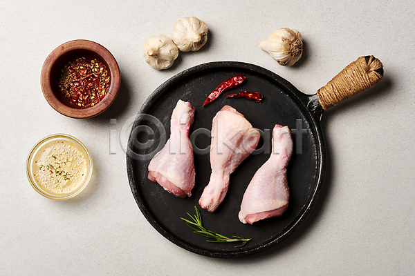 사람없음 JPG 포토 하이앵글 고추 닭고기 닭다리 생고기 생닭 식재료 실내 음식 통마늘 프라이팬 허브 회색배경