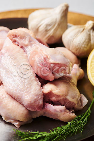 사람없음 JPG 근접촬영 아웃포커스 포토 닭날개 닭봉 레몬 생고기 식재료 실내 음식 접시 통마늘 허브