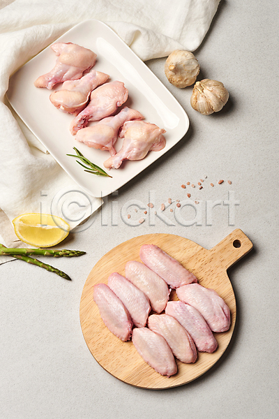 사람없음 JPG 포토 하이앵글 나무도마 닭날개 닭봉 레몬 생고기 식재료 실내 아스파라거스 음식 접시 천(직물) 통마늘 핑크솔트 허브 회색배경