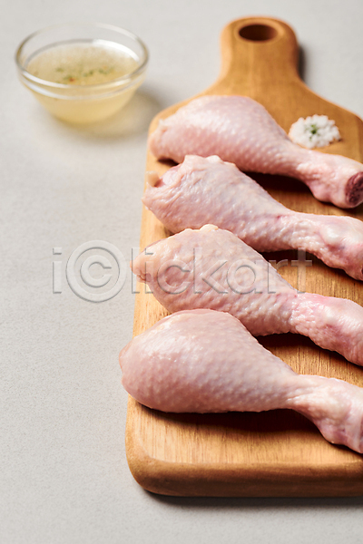 사람없음 JPG 아웃포커스 포토 나무도마 닭다리 생고기 소금 소스(음식) 식재료 실내 음식 일렬 회색배경