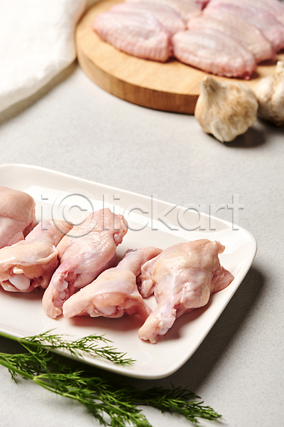 사람없음 JPG 포토 나무도마 닭날개 닭봉 생고기 식재료 실내 음식 접시 통마늘 허브 회색배경