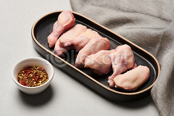 사람없음 JPG 포토 닭봉 생고기 생닭 소스(음식) 식재료 실내 음식 일렬 접시 천(직물) 회색배경