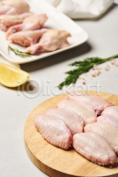 사람없음 JPG 아웃포커스 포토 나무도마 닭날개 닭봉 레몬 생고기 생닭 식재료 실내 음식 일렬 접시 핑크솔트 허브 회색배경