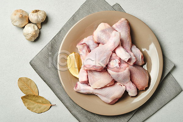 사람없음 JPG 포토 하이앵글 닭고기 닭다리 레몬 생닭 식재료 실내 월계수잎 음식 잎 접시 천(직물) 통마늘 회색배경