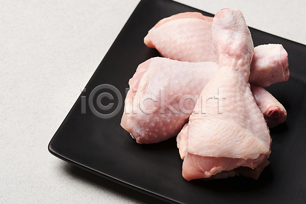 사람없음 JPG 근접촬영 포토 닭다리 생고기 생닭 식재료 실내 음식 접시 회색배경