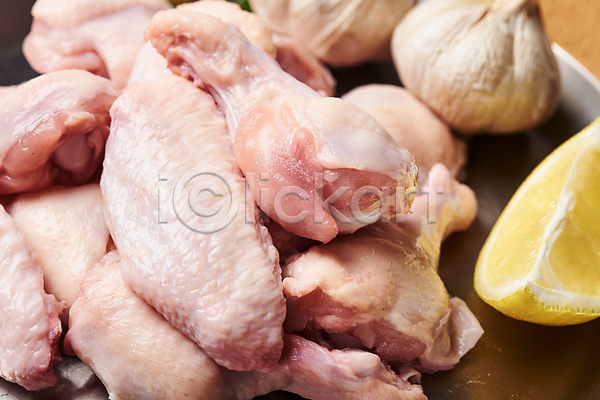사람없음 JPG 근접촬영 포토 닭날개 레몬 생고기 식재료 실내 음식 통마늘