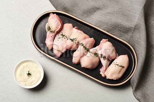 사람없음 JPG 포토 하이앵글 닭날개 닭봉 생고기 소스(음식) 식재료 실내 음식 일렬 접시 천(직물) 파슬리가루 회색배경