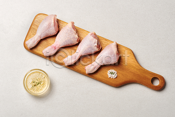사람없음 JPG 포토 하이앵글 나무도마 닭고기 닭다리 생고기 소금 소스(음식) 식재료 실내 음식 일렬 회색배경