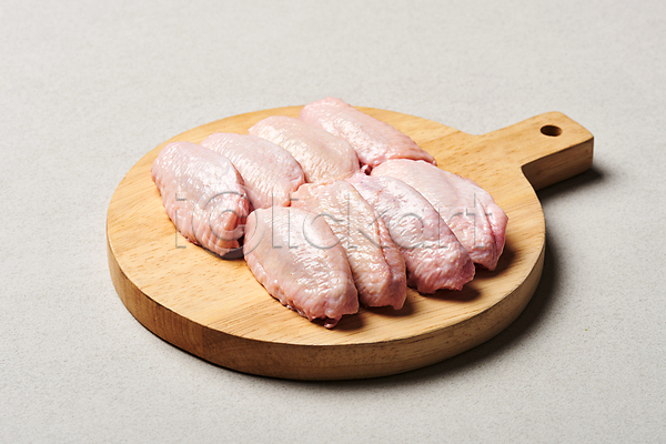 사람없음 JPG 포토 나무도마 닭날개 생고기 식재료 실내 음식 일렬 회색배경