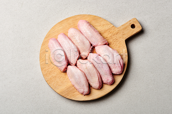 사람없음 JPG 포토 하이앵글 나무도마 닭날개 생고기 생닭 식재료 실내 음식 일렬 회색배경