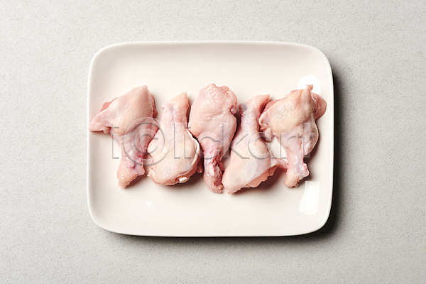 사람없음 JPG 포토 하이앵글 닭봉 생고기 생닭 식재료 실내 음식 일렬 접시 회색배경